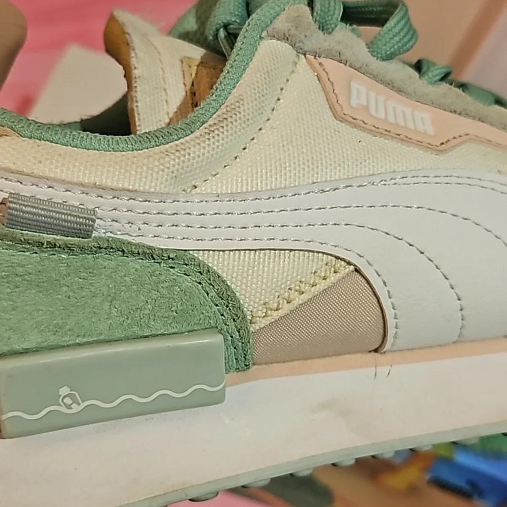 💯Auth PUMA x Animal Crossing™: New Horizons Future Rider Junior Size 5 S - Picture 9 of 11